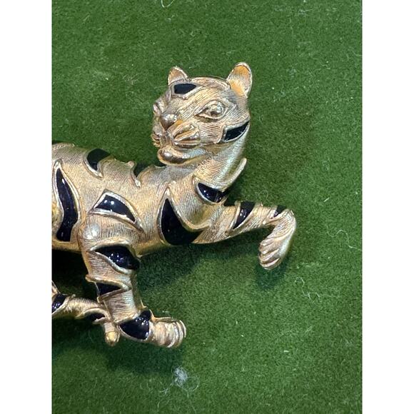 Trifari Tiger Gold Tone Brooch Signed Rare - Picture 2 of 5